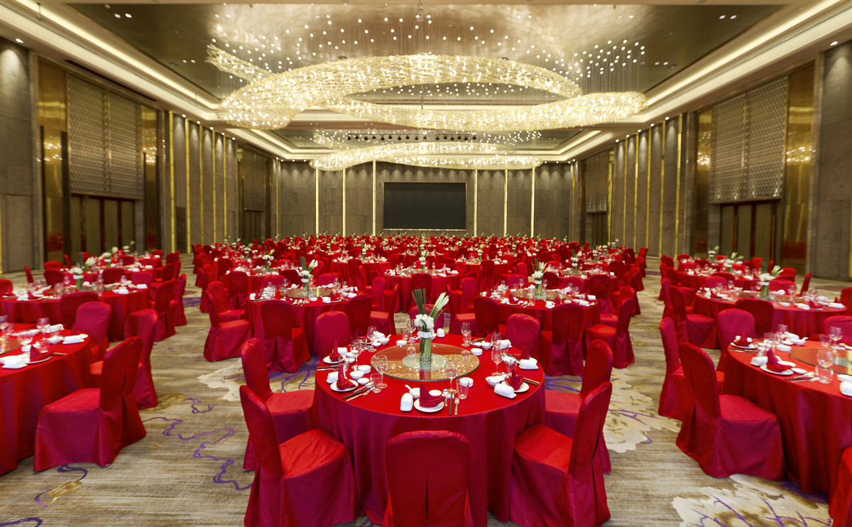 河源汇景希尔顿逸林酒店150㎡大宴会厅婚宴摆台隆重而大气
