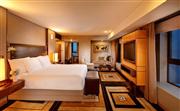 行政豪华大床间：61平方米的面积可谓为京城大面积客房代表，房间设计舒适宽敞，色调雅致温馨。