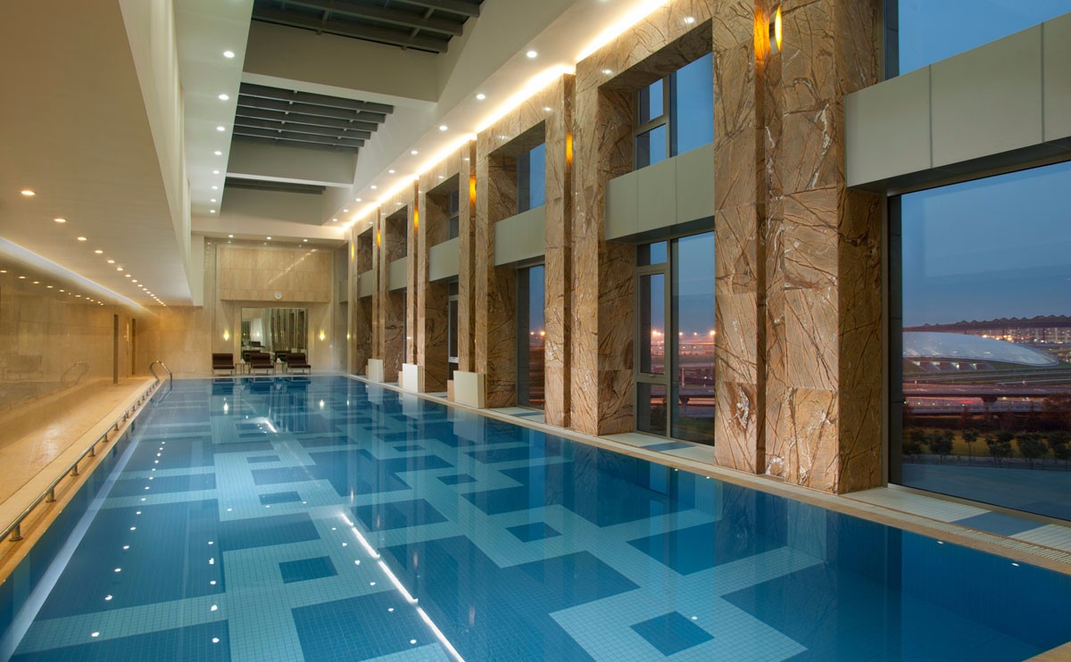 酒店設有長25米、寬6米、深1.5米的泳池，水溫恒定28度