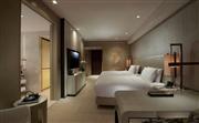 豪华双床房 - 客房面积宽达46平方米。房间呈现出高贵典雅的氛围