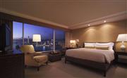 豪華海景客房 - 位於40至56樓，居高臨下，房間高貴典雅，配上特大窗戶，讓客人坐擁香港維多利亞海港