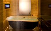 浴室：在豪华大理石浴室尽情享受雨淋花洒和喷头。