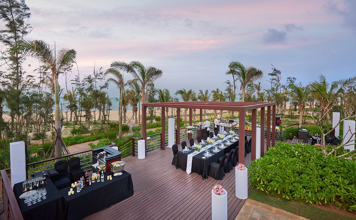 bbq烧烤 海边的户外烧烤晚宴