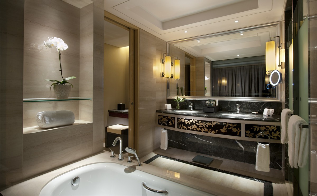 套房浴室-淋浴和独立的浴缸令您拥有舒适体验.