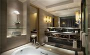套房浴室-淋浴和独立的浴缸令您拥有舒适体验。