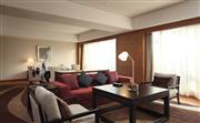 行政套房，拥有卧室和客厅，可在下午到酒店行政酒廊享受欢乐时光。