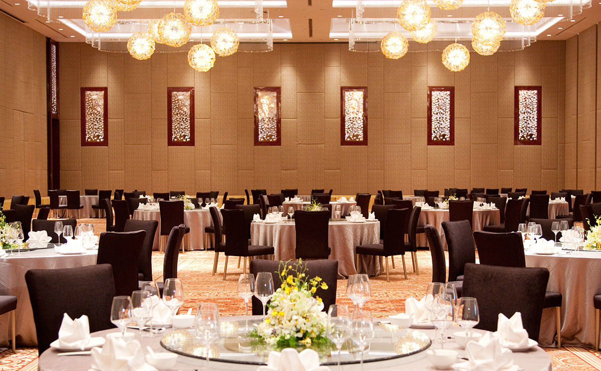 无锡希尔顿逸林酒店圆桌式摆台