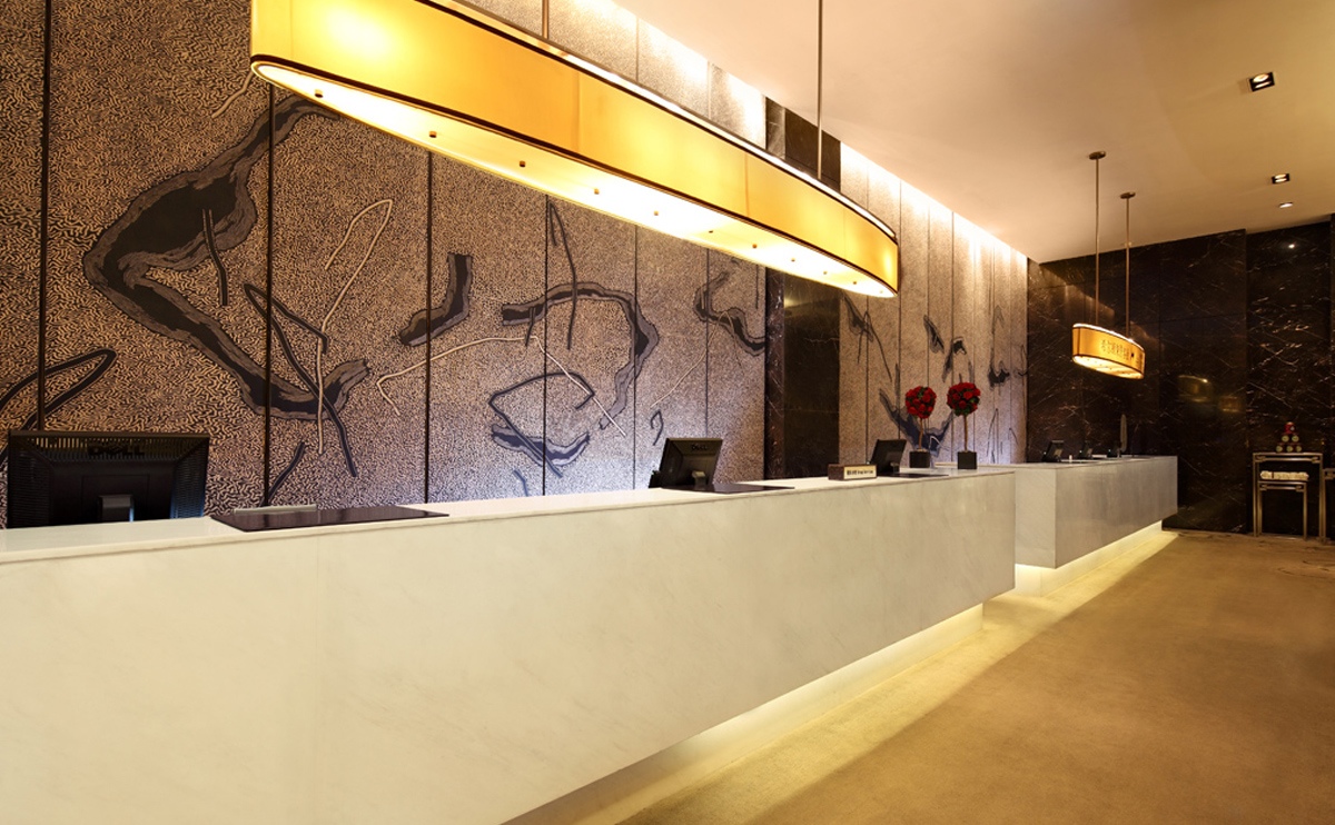 前台,在您办理入住时,我们会献上逸林品牌的巧克力坚果曲奇,是向您