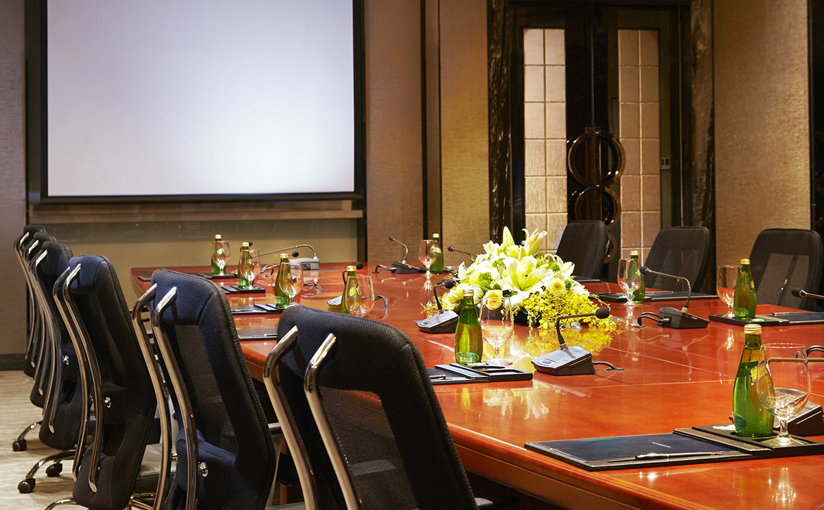 董事会议室最多可容纳14位客人,配备先进的音响和视频设备.