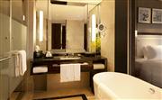 佛山希尔顿酒店每个房间都配备浴缸和独立的淋浴间。