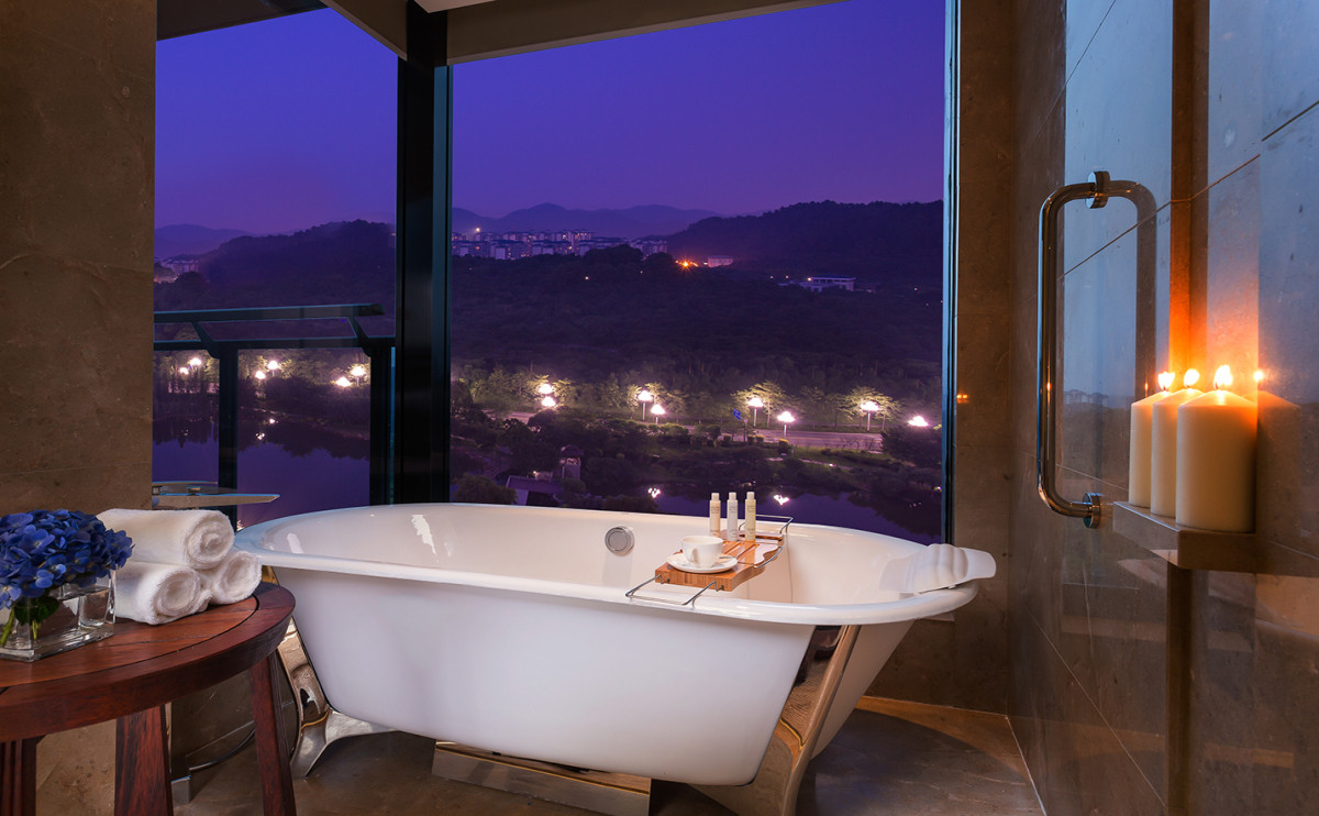 广州汇华希尔顿逸林酒店行政套房浴缸