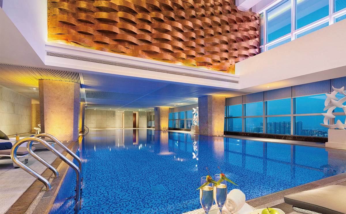 游泳池 位于39層的恒溫泳池面積達420平米。