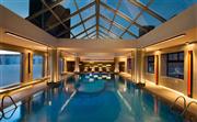 酒店天窗泳池，可供您在天幕下自由畅泳。