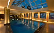 酒店天窗泳池，可供您在天幕下自由畅泳