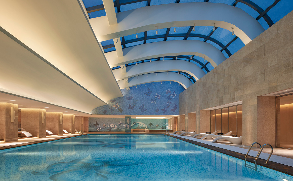 5层室内泳池水温恒定舒适，带来舒适的畅泳游弋空间