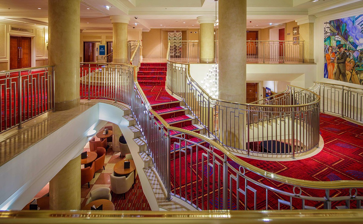 大堂楼梯:艺术装饰风格彰显出这一历史古朴酒店的优雅,通往专用会议