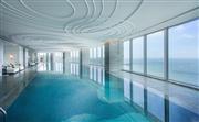 位于37樓的25米長室內無邊全海景恒溫泳池、桑拿池，讓您入住期間充分放松身心。