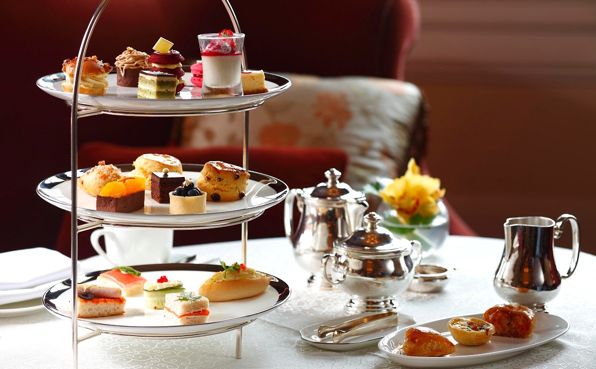 红丝绒下午茶 - 传统的三层点心架上精心摆放着精致小巧的三明治,糕点