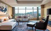 希爾頓豪華套房起居室，為您提供舒適的休閑空間-濟南魯能希爾頓酒店及公寓