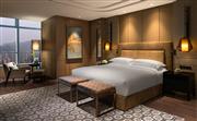 總統套房臥室，您可在此盡享愉悅奢華的體驗-濟南魯能希爾頓酒店及公寓