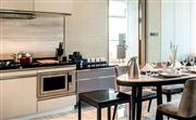 一室一廳公寓套房廚房，配備高品質品牌廚具-濟南魯能希爾頓酒店及公寓
