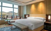 三室一厅公寓套房面积207平米，您可与您的亲朋好友共享宽敞的休闲空间-济南鲁能希尔顿酒店及公寓