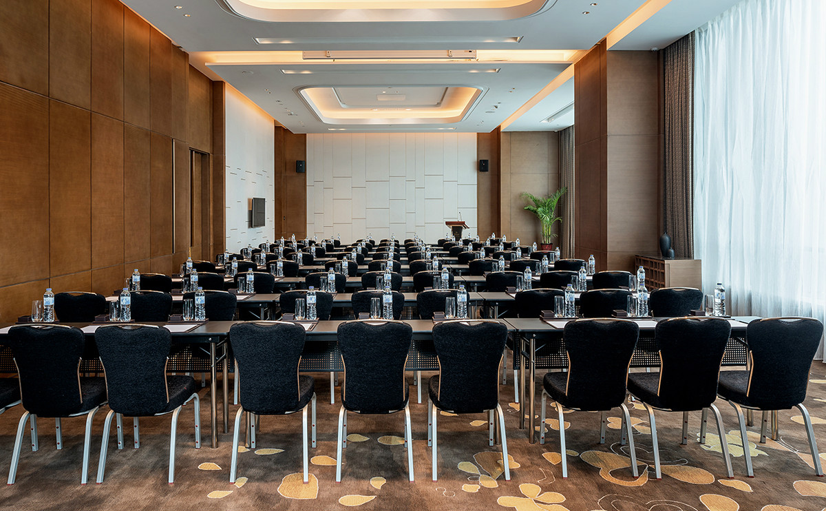 领航 领牧厅剧院式摆台,专业设备为您的会议提供技术保障-济南鲁能