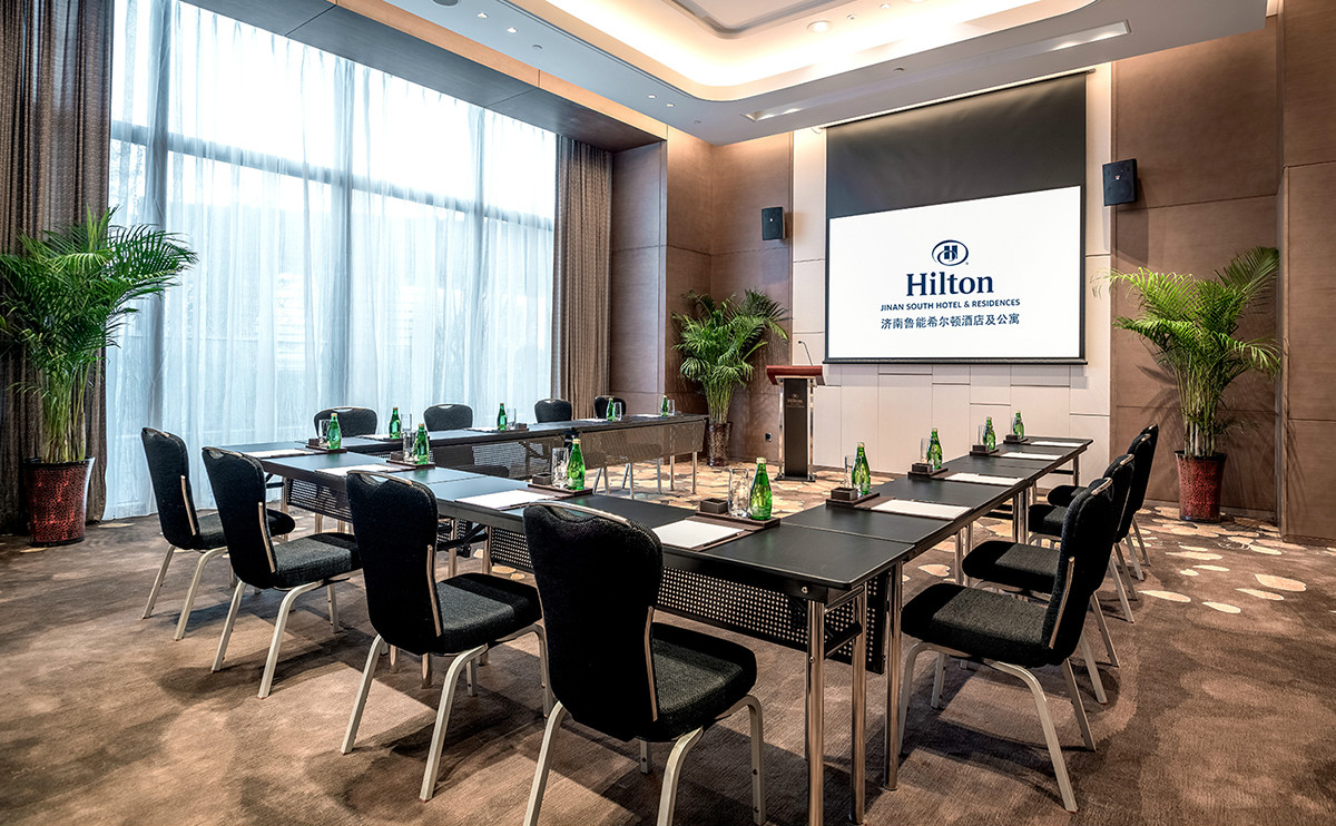 领旗厅-u型摆台,尽享舒适愉悦的会议体验-济南鲁能希尔顿酒店及公寓