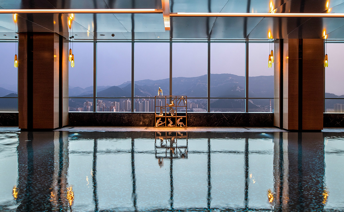 云景泳池位于33层，四季恒温，您可随时尽享休闲时光-济南鲁能希尔顿酒店及公寓