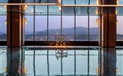 云景泳池位于33層，四季恒溫，您可隨時盡享休閑時光-濟南魯能希爾頓酒店及公寓