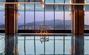 云景泳池位于33層，四季恒溫，您可隨時盡享休閑時光-濟南魯能希爾頓酒店及公寓