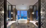 客人可于全景江景客房內配置的浴缸中享受一個舒適泡泡澡，一邊欣賞珠江兩岸流光溢彩的繁華景致，一邊緩解繁