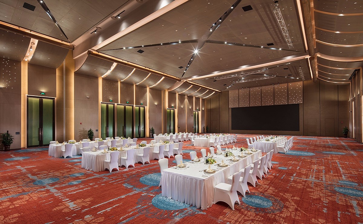 中查厅是面积910平方米的无柱式大宴会厅,中式摆台可承接商务午宴
