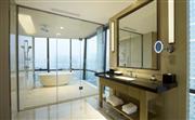 高级豪华大床房浴室，落地窗设计豪华浴室内的深浸式浴缸与劲爽雨林花洒将为您洗去疲惫，让您精神焕发。