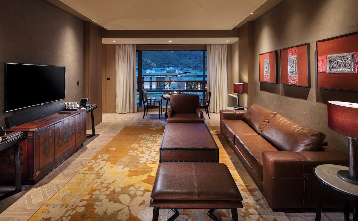希尔顿豪华套房客厅采用各种全皮质家具,让您舒适地享受悠闲假期.