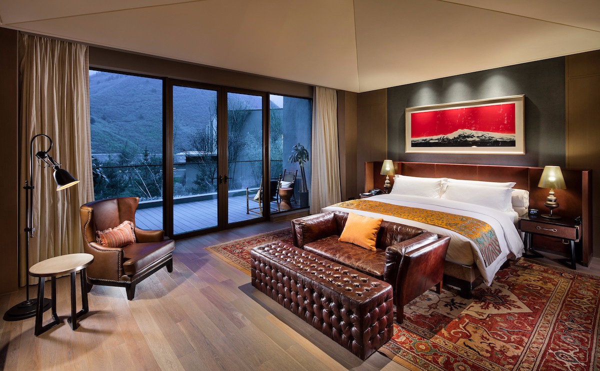 宽敞豪华的总统套房起居室,另外配置宽大的宴请区域.