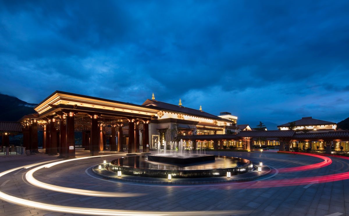 酒店正门入口,景观喷泉搭配绝妙的雪山景观美景.