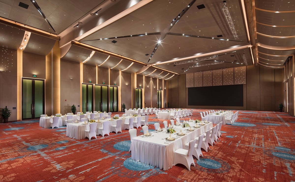 米的无柱式大宴会厅,中式摆台可承接商务午宴,自助餐及高端商务活动