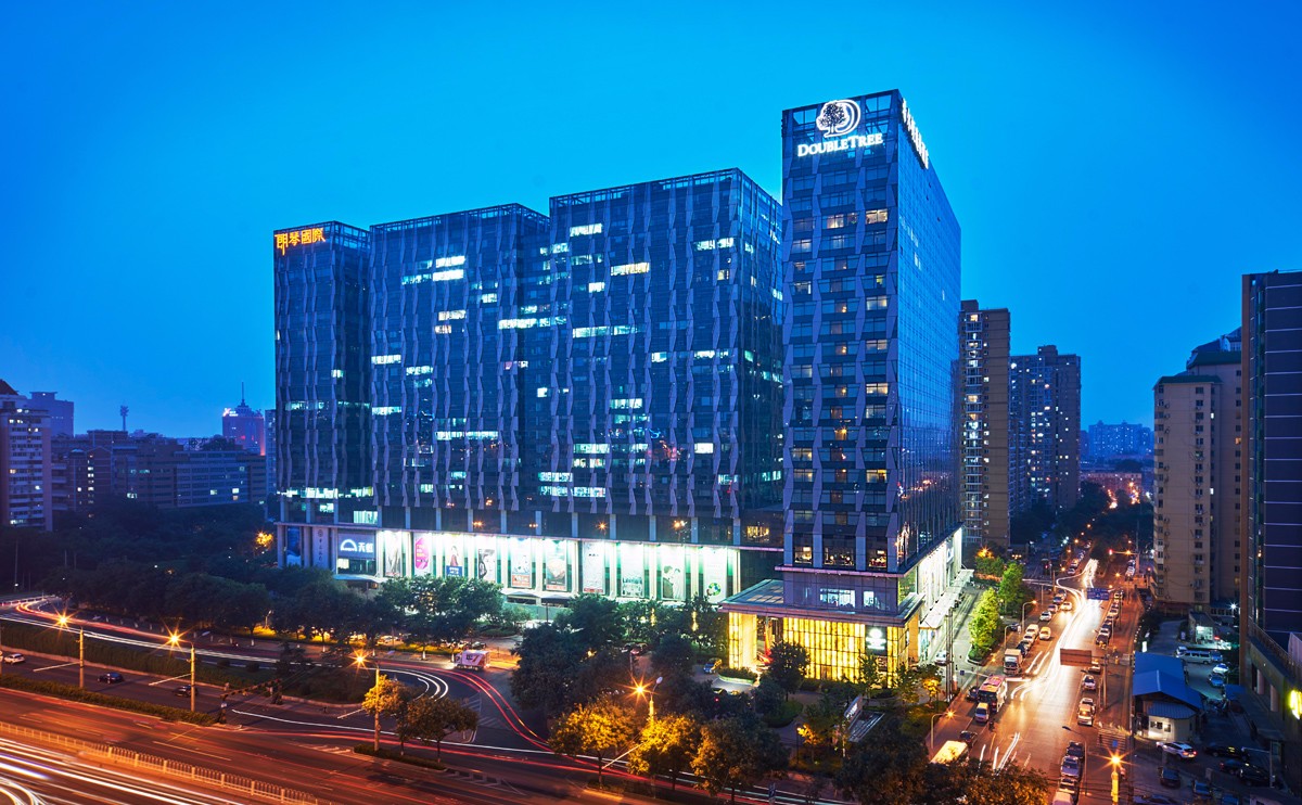 位于北京城区西南二环，毗邻商务区和金融街，距地铁7号线达官营站步行仅需3分钟。