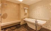 107平方米的豪華高雅的行政套房，獨立的超大浴室，為您帶來愉悅的入住體驗。