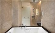 希尔顿高级公寓 - 独立宽敞的洗浴室为您带来放松愉悦的入住体验。
