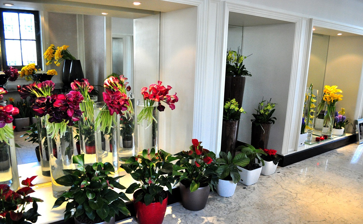 花店 - 花店位于华尔道夫酒店的一楼。宾客可以在这里选购各种国内外的新鲜花卉，以备紧急之需。