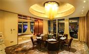 总统套房客厅 - 房间设计时尚高贵，体现出现代化的精致风格并融合奢华的配套设施