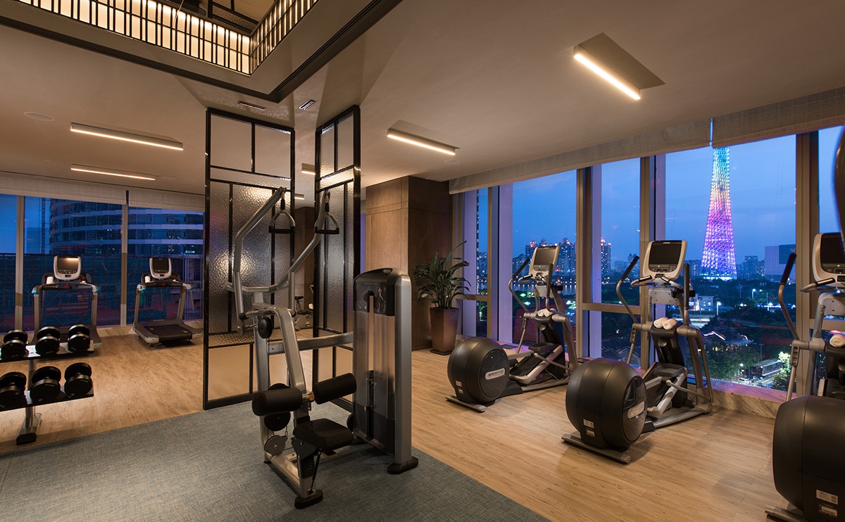 24小时开放的健身中心位于酒店六层，俯瞰珠江两岸的壮丽美景，拥有先进的有氧运动设备和健身器材。