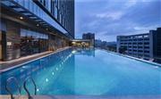 广州天河希尔顿酒店户外泳池，位于酒店6层的健身中心，整个泳池按照标准池设计，全长25米。