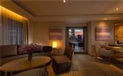 露台套房（仅 5 间）位于酒店最高处的 29-33 层，坐拥双子塔壮丽美景，值得您与 Instagr