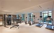 24小時健身房 - 配備各類前沿的健身運動器材。
