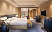 希爾頓客房，恬靜之床為您打造舒適體驗-濟南魯能希爾頓酒店及公寓