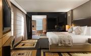 奢华套房：华丽的现代套房配置一张豪华超大床。
