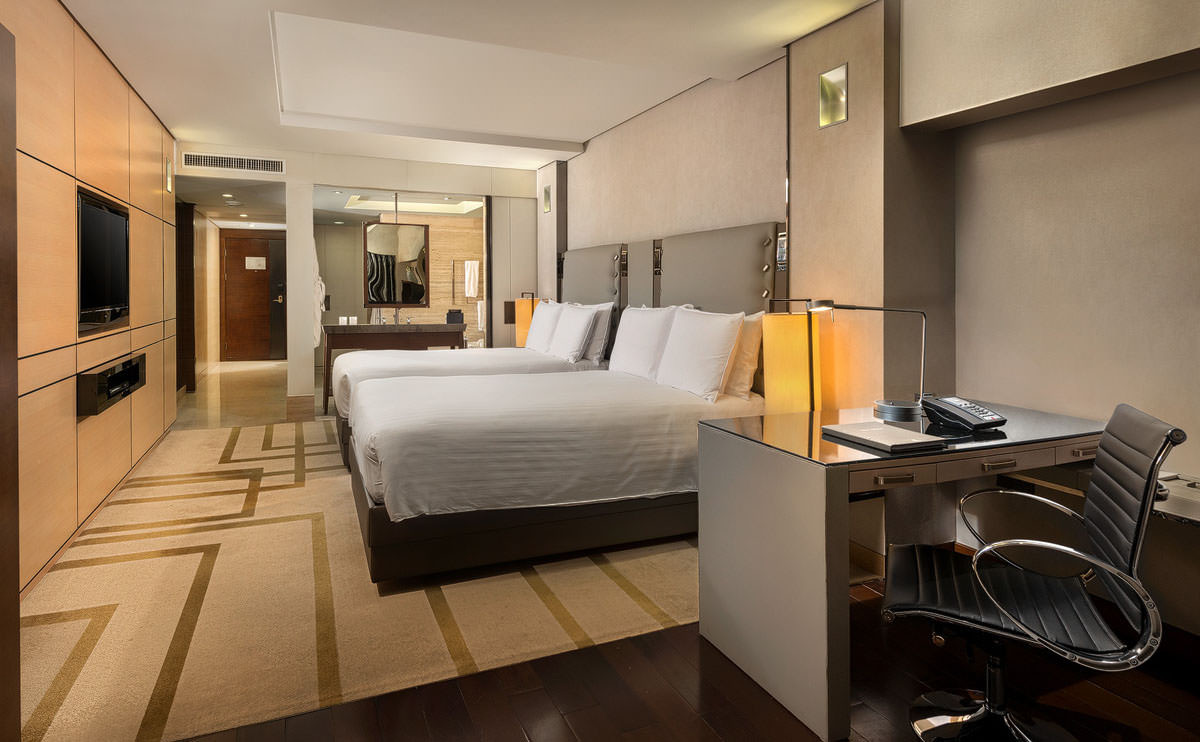 豪华双床间配有舒适的大床及办公区域.